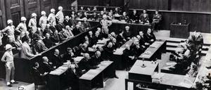 Blick in den Verhandlungssaal der Nürnberger-Prozesse (Archivbild von 1945). Am 20. November 1945 fand die Eröffnungssitzung des Internationalen Militärgerichts in Nürnberg statt. Bei den Prozessen saßen von 1945 bis 1946 führende Vertreter des NS-Regimes auf der Anklagebank. Dem größten Prozess um die Hauptkriegsverbrecher folgten bis 1949 zwölf weitere.