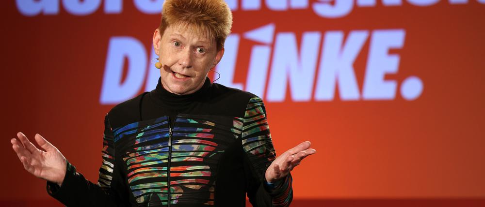 Petra Pau (Die Linke) steht auf der Wahlparty der Linken im Karl-Liebknecht-Haus auf der Bühne.