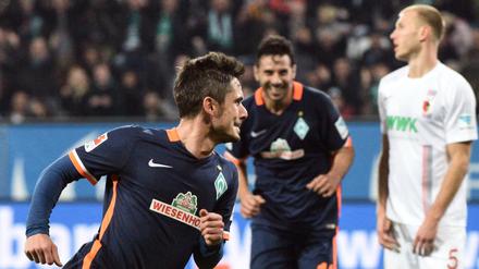 Fin Bartels (l) und Claudio Pizarro (Bremen) jubeln nach dem 2:0.