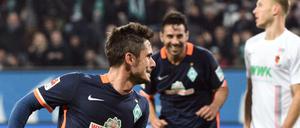 Fin Bartels (l) und Claudio Pizarro (Bremen) jubeln nach dem 2:0.