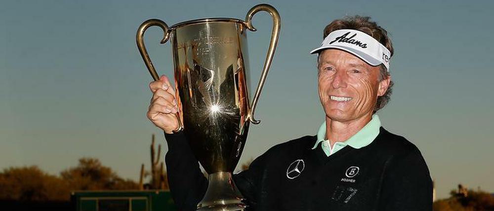 So langsam wird's eng im Trophäenschrank von Bernhard Langer. Von diesem Pokal hat er jetzt schon drei - zumindest Nachbildungen.