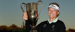 So langsam wird's eng im Trophäenschrank von Bernhard Langer. Von diesem Pokal hat er jetzt schon drei - zumindest Nachbildungen.