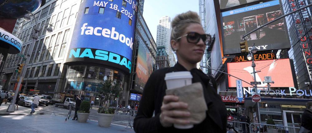Die Nutzer sind immer und überall online - und Facebook ist beinah immer dabei.