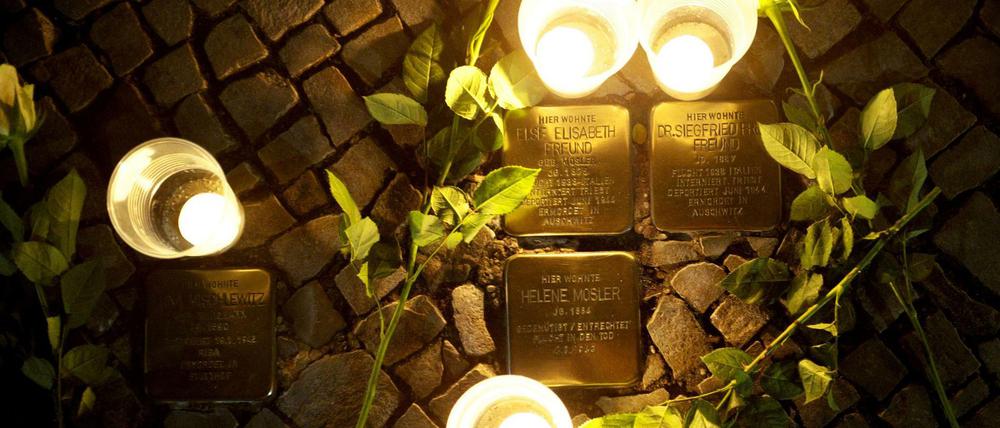 Viele Stolpersteine werden anlässlich der Pogromnacht mit Kerzen geschmückt. 