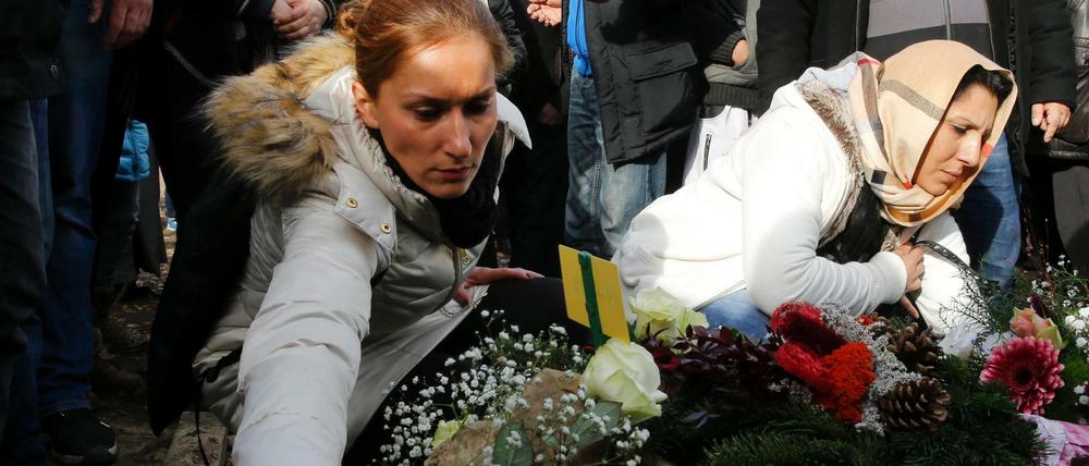 Verwandte des getöteten Jungen legten Blumen am Grab nieder.