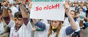 Wenig begeistert. Um den Widerstand gegen die Krankenhausreform zu brechen, hat die Koalition kurzfristig nochmal 800 Millionen Euro draufgelegt.