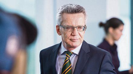 Bundesinnenminister Thomas de Maiziere steht nach seinem Alleingang beim Umgang mit dem Familiennachzug von Flüchtlingen in der Kritik.