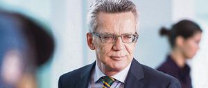 Bundesinnenminister Thomas de Maiziere steht nach seinem Alleingang beim Umgang mit dem Familiennachzug von Flüchtlingen in der Kritik.