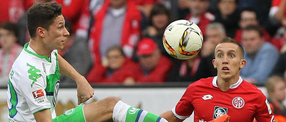 Julian Draxler (l.) muss zwei Spiele zuschauen und 10.000 Euro Strafe zahlen.