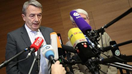 Viele Mikrofone, wenige Worte: Wolfgang Niersbach am Montag in Frankfurt.