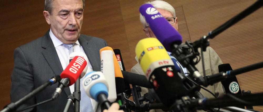 Viele Mikrofone, wenige Worte: Wolfgang Niersbach am Montag in Frankfurt.