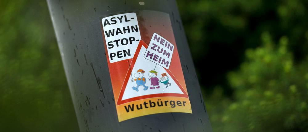 Wenn schlimmen Worten schlimme Taten folgen. Ein Aufkleber mit Hetz-Slogan klebt an einem Laternenmast in unmittelbarer Nähe des Leonardo-Hotel in Freital (Sachsen). Immer wieder macht Freital bei Dresden mit ausländerfeindlichen Gewaltaten Schlagzeilen. 