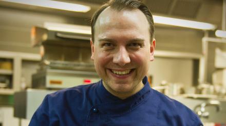 Starkoch Tim Raue steht im Restaurant Sra Bua in Berlin in der Küche. 