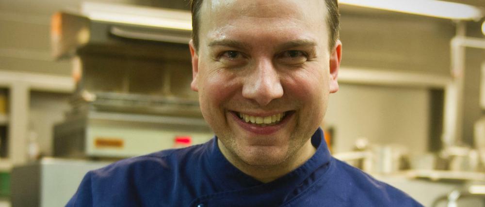 Starkoch Tim Raue steht im Restaurant Sra Bua in Berlin in der Küche.