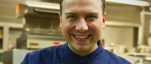 Starkoch Tim Raue steht im Restaurant Sra Bua in Berlin in der Küche. 