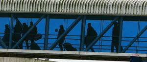 Flüchtlinge aus Syrien gehen im Fährhafen Mukran an Bord eines Fährschiffs nach Schweden.