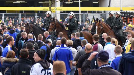 Alles im Blick. Die Polizei zeigte beim Derby in Stadionnähe Präsenz.