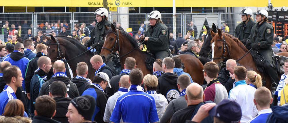 Alles im Blick. Die Polizei zeigte beim Derby in Stadionnähe Präsenz.