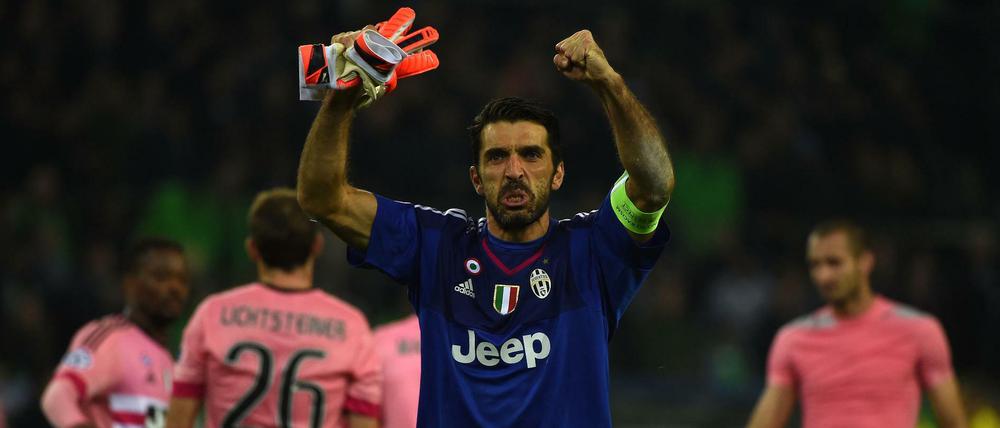Juventus Turins Torhüter Gianluigi Buffon freut sich, dass er einen Schal von Borussia Mönchengladbach erhält.