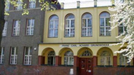 Der Eingang der Franz-Carl-Achard-Schule in Kaulsdorf.