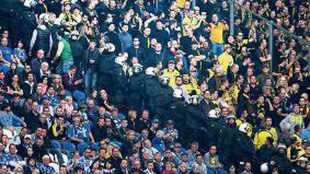 Blau-Grün-Gelb. Polizisten trennen Schalker und BVB-Fans beim Derby 2013. 