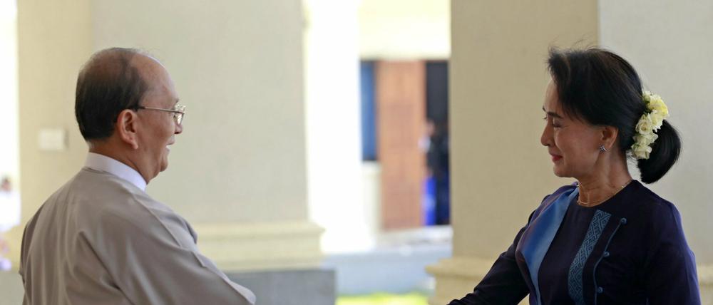 Birmas Präsident Thein Sein (links) reicht vor den Wahlen in Birma Oppositionsführerin Aung San Suu Kyi (rechts) die Hand.