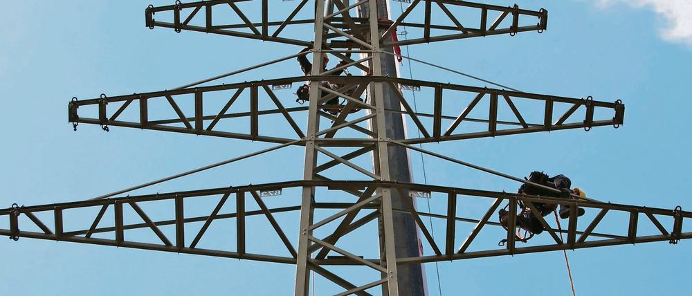 Rückbau von Berlins ältester Strom-Freileitung.
