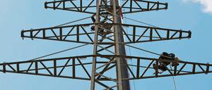 Rückbau von Berlins ältester Strom-Freileitung.
