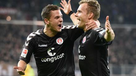 Hamburgs Sebastian Maier (l) und Hamburgs Lennart Thy jubelt nach dessen Treffer zum 2:0. 