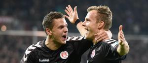 Hamburgs Sebastian Maier (l) und Hamburgs Lennart Thy jubelt nach dessen Treffer zum 2:0. 