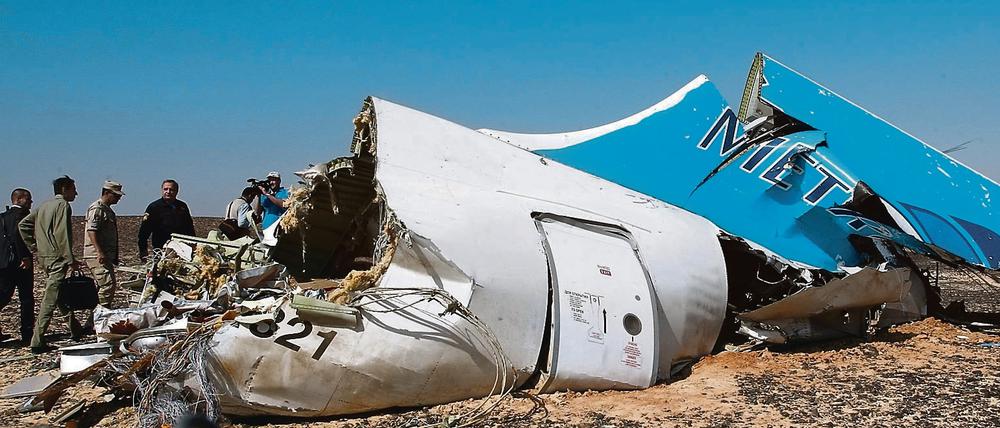 Teil der abgestürzten Maschine. Bereits kurt nach der Tragödie meldete sich der Ableger des "Islamischen Staates" im Sinai zu Wort und behauptete, verantwortlich zu sein.