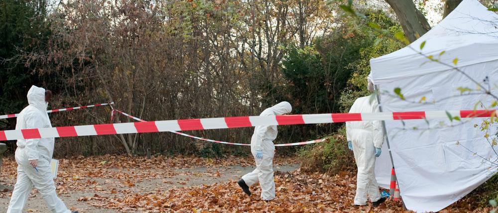 Mitarbeiter der Spurensicherung der Berliner Polizei betreten in Berlin im Volkspark Hasenheide auf der Rixdorfer Höhe an einem Tatort ein Zelt, das sie dort zum Schutz der Spuren an einem Tatort aufgestellt haben. Dort war am Morgen ein toter Mann gefunden worden. Der 25 bis 40-Jährige Mann soll Opfer eines Tötungsdeliktes geworden sein.