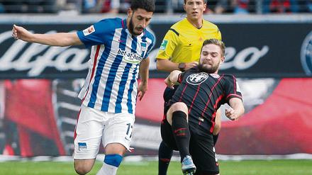 Wann läuft er wieder auf und davon? Tolga Cigerci (l.) befindet sich wie andere Berliner nicht gerade im Formhoch, hier verliert er den Ball gegen Marc Stendera von Eintracht Frankfurt.