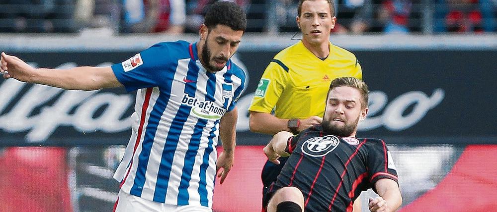 Wann läuft er wieder auf und davon? Tolga Cigerci (l.) befindet sich wie andere Berliner nicht gerade im Formhoch, hier verliert er den Ball gegen Marc Stendera von Eintracht Frankfurt.