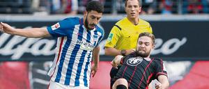 Wann läuft er wieder auf und davon? Tolga Cigerci (l.) befindet sich wie andere Berliner nicht gerade im Formhoch, hier verliert er den Ball gegen Marc Stendera von Eintracht Frankfurt.