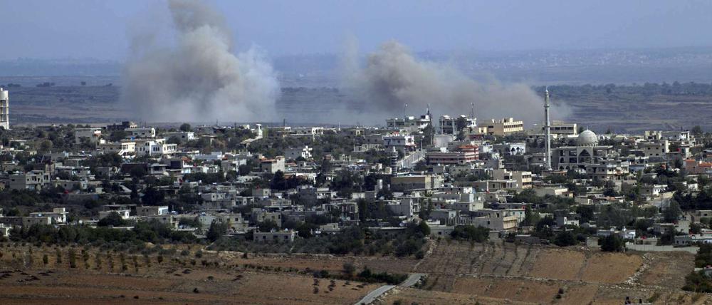 Blick von den israelisch besetzten Golan-Höhen auf die syrische Stadt Jubata al-Khashab, die von einem Hubschrauber der syrischen Regierungstruppen bombardiert wurde.