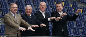 Die Welle erreicht den DFB. Das Präsidium des Organisationskomitees für die Fußball-WM 2006 in Deutschland (l-r): der 1. Vizepräsident Horst R. Schmidt, Vizepräsident Theo Zwanziger, Präsident Franz Beckenbauer und Vizepräsident Wolfgang Niersbach vor zehn Jahren in Frankfurt. 