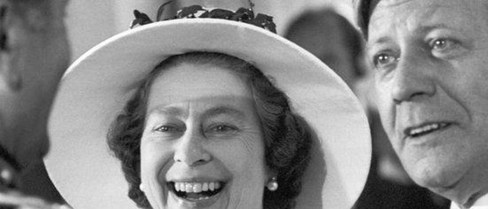 Königin Elizabeth II. unterhält sich auf dem Empfang des Senats im Schloss Charlottenburg in Berlin am 24.05.1978 mit Bundeskanzler Helmut Schmidt und mit dem britischen Stadtkommandanten Robert F. Richardson. 