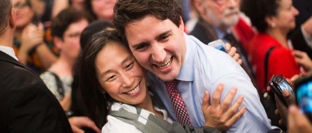 Volksliebling. Justin Trudeau umarmt Kanada. Und seine Landsleute umarmen zurück.