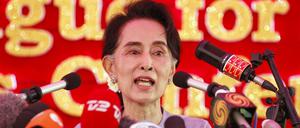 Der verfassung zufolge darf Aung San Suu Kyi nicht Präsidentin werden, weil ihre beiden Söhne ausländische Pässe haben.
