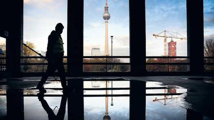 Beste Aussicht: Blick aus dem Schloss über die Spree in Richtung Alexanderplatz und Rotes Rathaus.