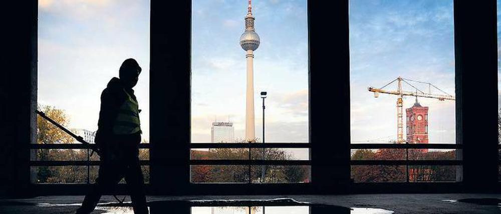 Beste Aussicht: Blick aus dem Schloss über die Spree in Richtung Alexanderplatz und Rotes Rathaus.