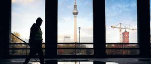 Beste Aussicht: Blick aus dem Schloss über die Spree in Richtung Alexanderplatz und Rotes Rathaus.