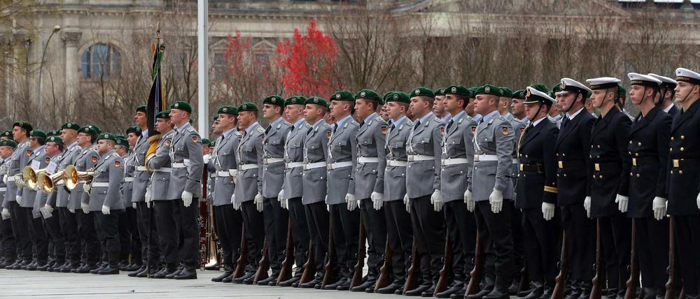 Feier vor dem Reichstag: Am Mittwochabend feiert die Bundeswehr mit einem Großen Zapfenstreich vor dem Reichstagsgebäude ihr 60-jähriges Bestehen. 