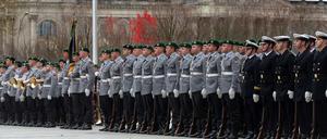 Feier vor dem Reichstag: Am Mittwochabend feiert die Bundeswehr mit einem Großen Zapfenstreich vor dem Reichstagsgebäude ihr 60-jähriges Bestehen. 