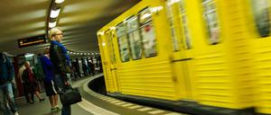 Eine U-Bahn fährt am 11.09.2014 in Berlin in den Bahnhof am Potsdamer Platz ein.