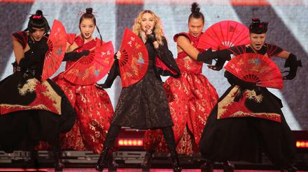 Weit gefächert. Madonna ist zu Gast in Berlin.