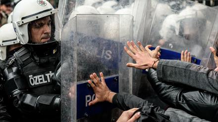 Ein Polizist drängt protestierende Studenten zurück. Die Demonstrations- und Versammlungsfreiheit in der Türkei sei eingeschränkt worden, moniert die EU.
