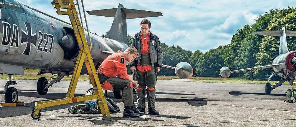 Mutige Männer vor ihren fliegenden Särgen. Pilot Harry (Steve Windolf, links) erzählt Freund Richie (Frederick Lau), dass er aufhören will.