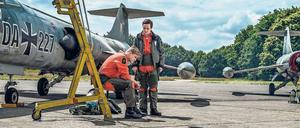 Mutige Männer vor ihren fliegenden Särgen. Pilot Harry (Steve Windolf, links) erzählt Freund Richie (Frederick Lau), dass er aufhören will.